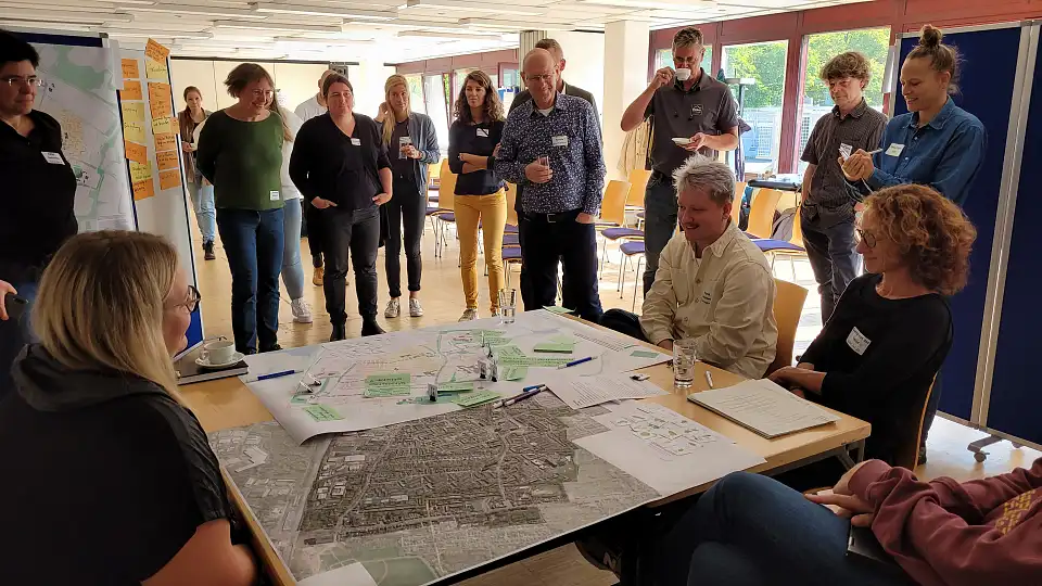 Vertreter:innen der verschiedenen Fachressorts erarbeiten gemeinsam Klimaanpassungsmaßnahmen im Fachworkshop 2 der Potenzialstudie Klimaanpassung in Kattetnturm.