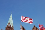 Bremische Fahne vor Martinikirche im Wind. Quelle: Pixabay
