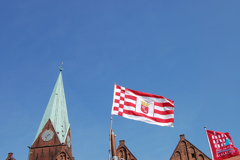 Bremische Fahne im Wind vor der Martinikirche. Quelle: Pixabay