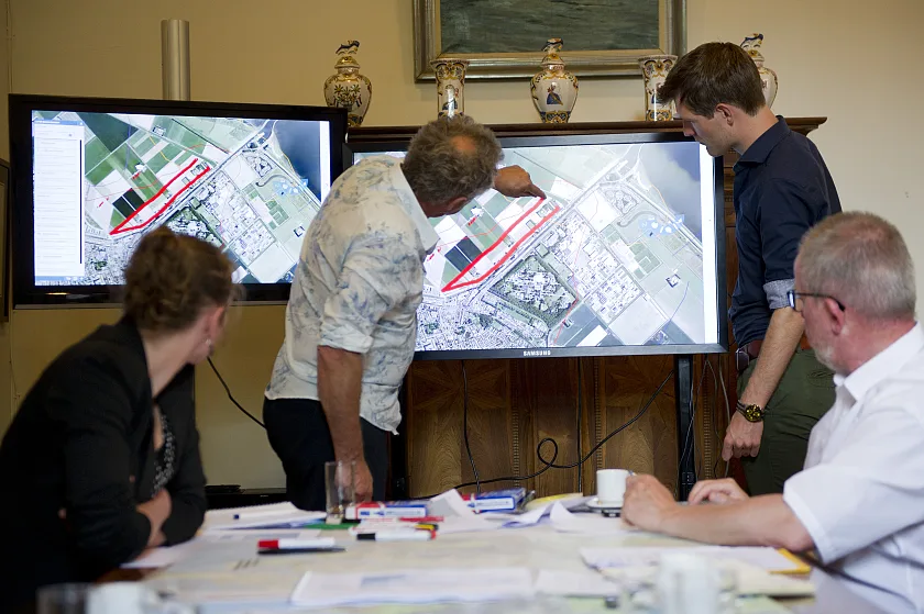 Arbeitsteam der Stadtplanung an einem Bildschirm. Quelle: MUST