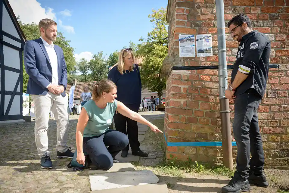 BREsilient Starkregenvorsorge Schwarze und blaue Linien