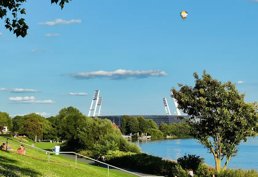 Blick vom Osterdeich auf die Weser zum Weserstadion