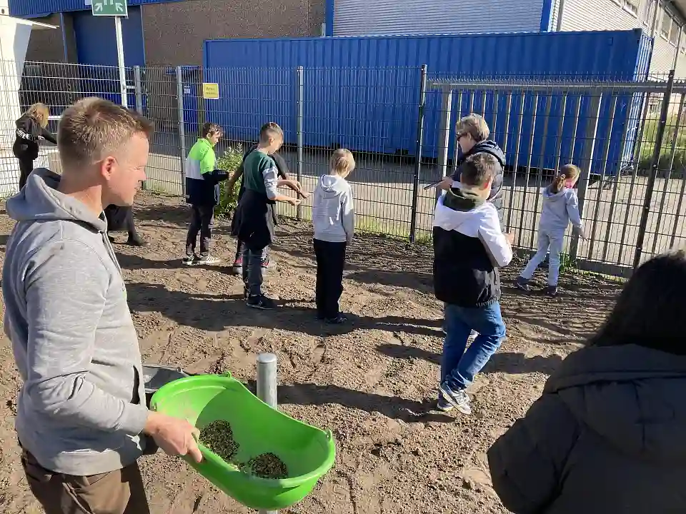 Auss&auml;hen, Grundsch&uuml;ler, Grundschule Auf den Heuen, Bl&uuml;hwiesen-Aktion, Gewerbegebiet Riedemann-Reiher-Stra&szlig;e, Biodiverse Cities