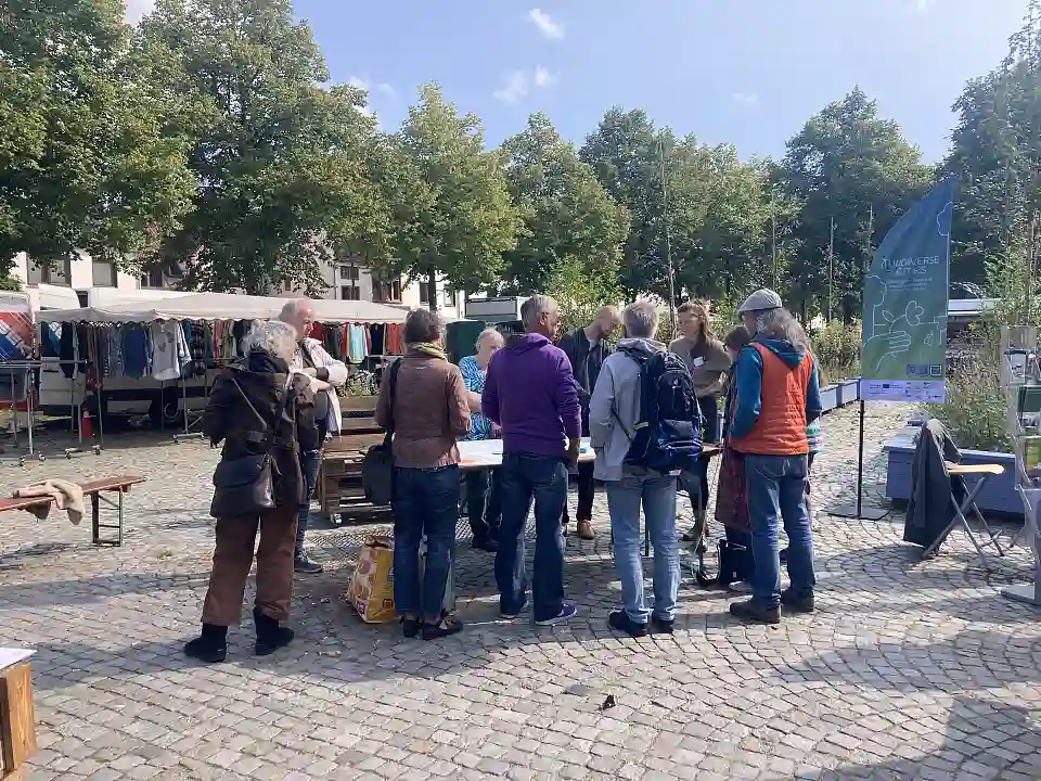 Pop-Up Gr&uuml;n 2024, Abschlussworkshop, Menschen stehen um einen Tisch, Planungsworkshop