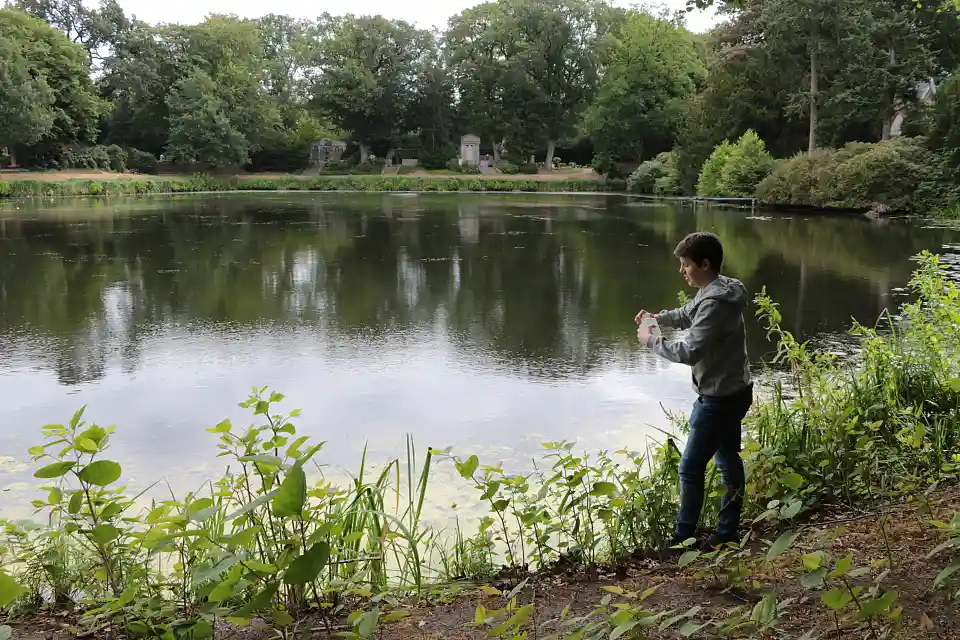 Probenahme durch einen Sch&uuml;ler
