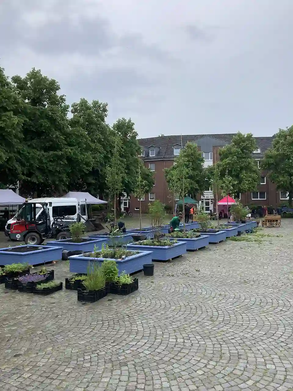 Pop-up Gr&uuml;n - 16 Hochbeete werden auf dem B&uuml;rgermeistser-Ehlers-Platz (Bremen-Gr&ouml;pelingen) aufgebaut