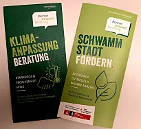 Zwei Flyer informieren über Beratungs- und Fördermöglichkeiten