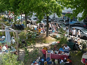 Foto vom Flohmarkt in der Grünanlage 
