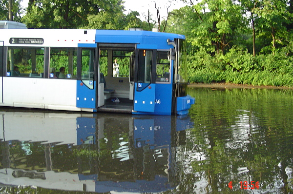 Das Bild zeigt eine Straßenbahn in einer überschwemmten Straße nach einem Starkregenereignis. Quelle: hanseWasser