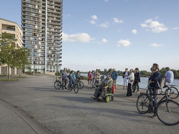 Foto von einer Gruppe Menschen bei einem Quartiersspaziergang zum Thema 