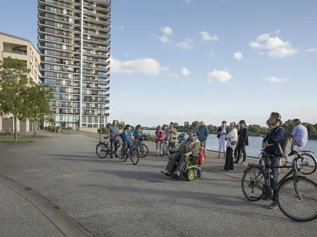 Foto von einer Gruppe Menschen bei einem Quartiersspaziergang zum Thema 