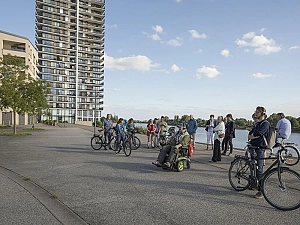 Foto von einer Gruppe Menschen bei einem Quartiersspaziergang zum Thema 