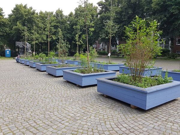 Foto von 16 mobilen Hochbeeten mit Bäumen und Sträuchern auf dem Bürgermeister-Ehlers-Platz in Bremen-Gröpelingen