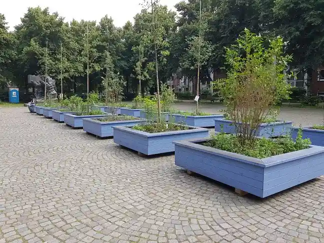 Foto von 16 mobilen Hochbeeten mit Bäumen und Sträuchern auf dem Bürgermeister-Ehlers-Platz in Bremen-Gröpelingen