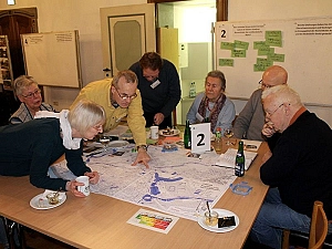 Foto von einer Gruppe Menschen bei einem Workshop zum Thema Hochwasser und Starkregen