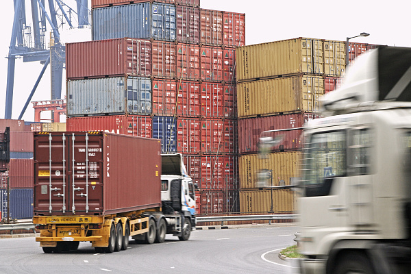 Container und Lastwagen