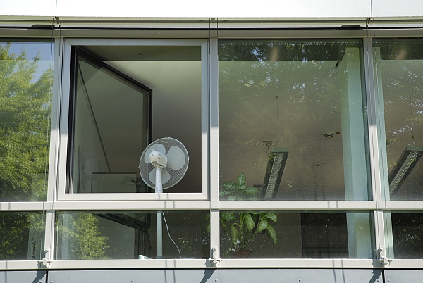 Das Bild zeigt einen Ventilator in geöffnetem Bürofenster