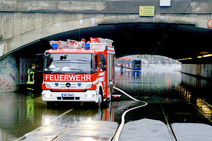 Das Bild zeigt Abpumparbeiten nach einem Starkregenereignis im Gustav Deetjen Tunnel. Quelle: Thomas Joppig